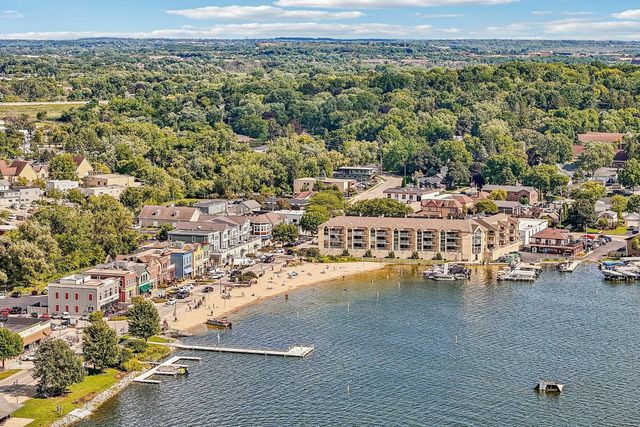 425 W Wisconsin AVENUE, Pewaukee, WI 53072