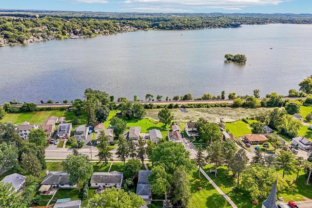 425 W Wisconsin AVENUE, Pewaukee, WI 53072