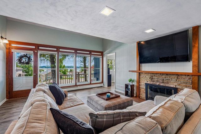 425 W Wisconsin AVENUE, Pewaukee, WI 53072