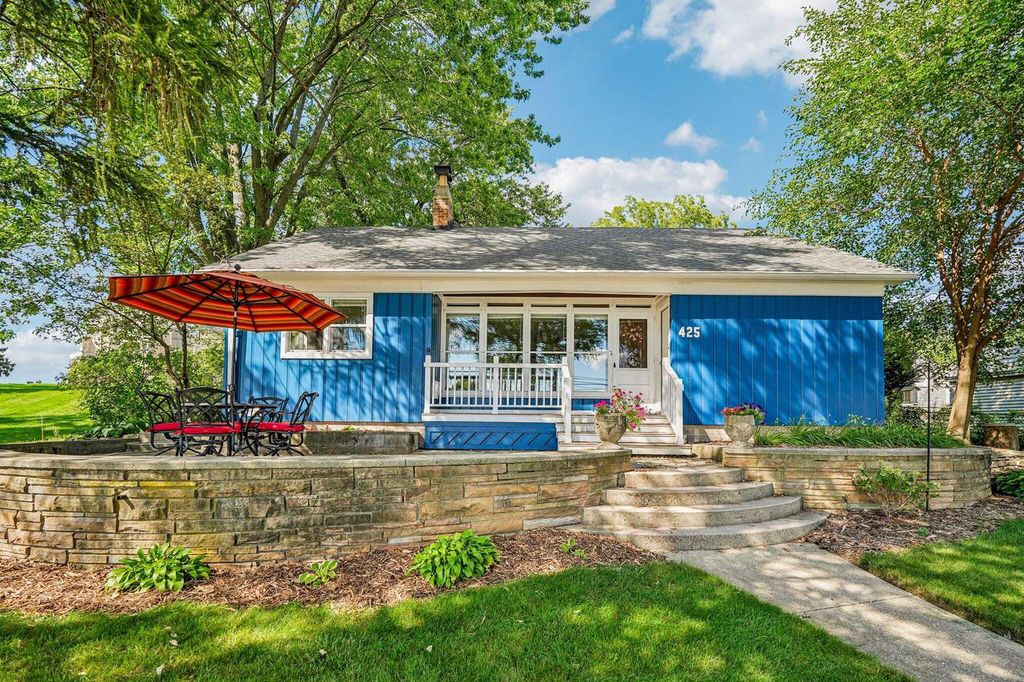 425 W Wisconsin AVENUE, Pewaukee, WI 53072