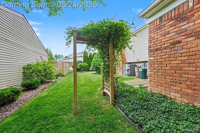 5997 Marble Drive, Troy, MI 48085