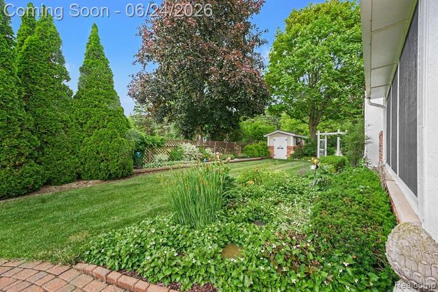 5997 Marble Drive, Troy, MI 48085