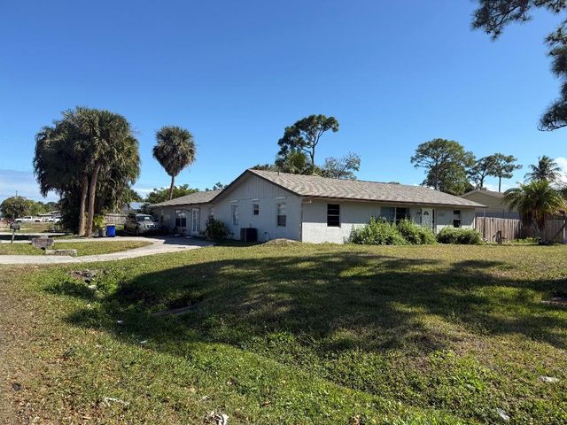 2566 SE Bonita Street, Stuart, FL 34997