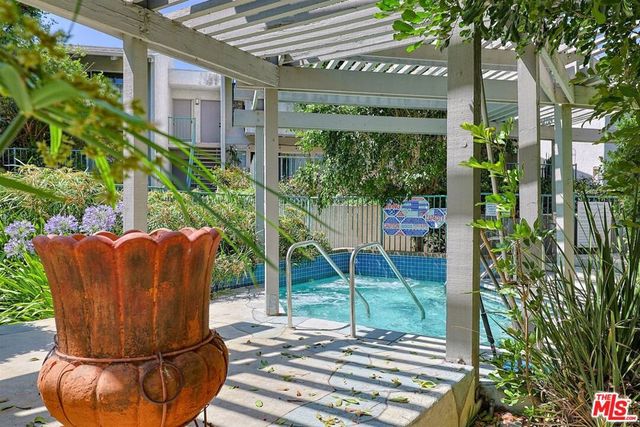 20134 Leadwell Street 334, Winnetka, CA 91306