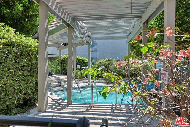 20134 Leadwell Street 334, Winnetka, CA 91306