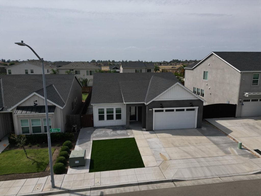 153 N Bliss Avenue, Fresno, CA 93727