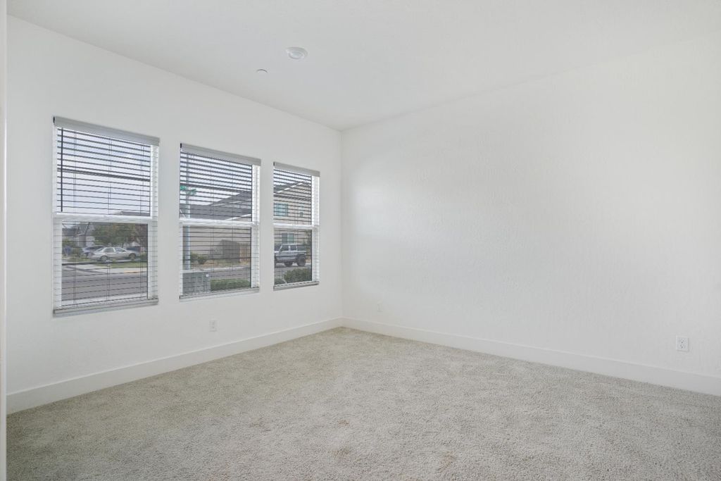 Image 10 of property listing at 153 N Bliss Avenue, Fresno, CA 93727