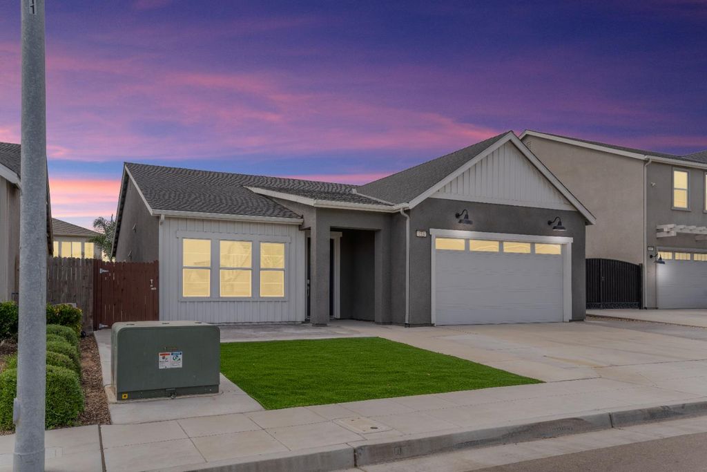 Image 2 of property listing at 153 N Bliss Avenue, Fresno, CA 93727