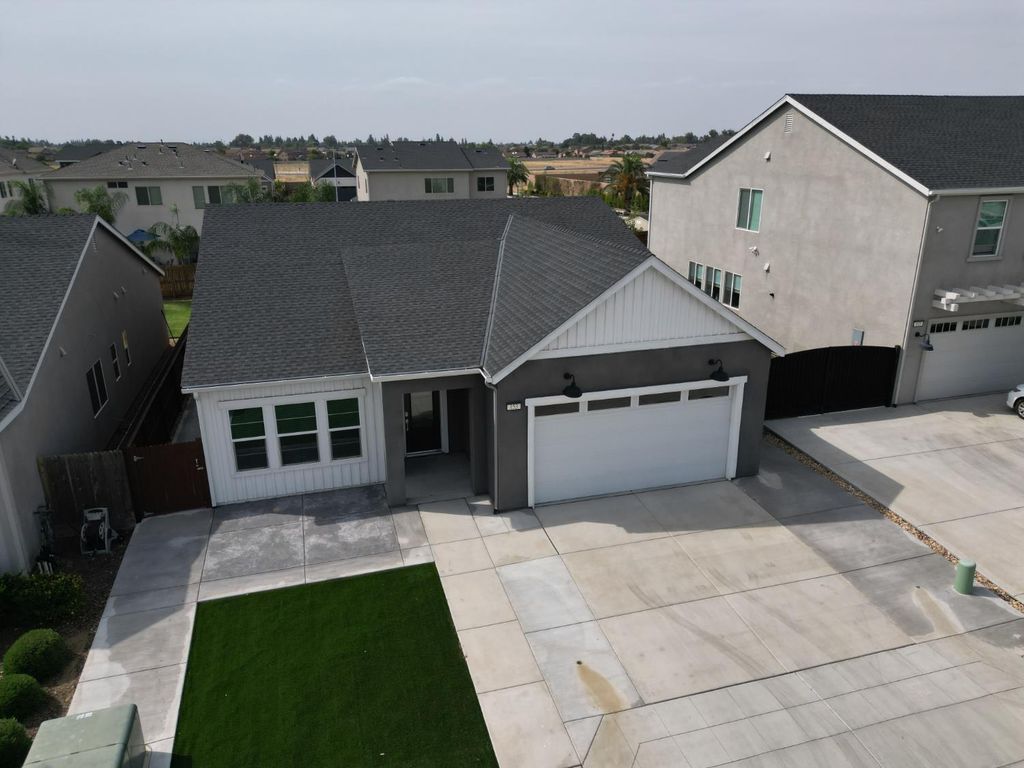 Image 3 of property listing at 153 N Bliss Avenue, Fresno, CA 93727