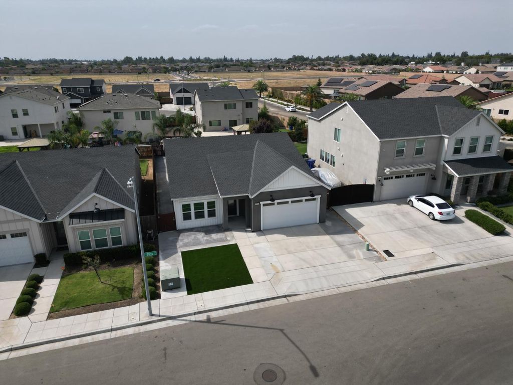 Image 4 of property listing at 153 N Bliss Avenue, Fresno, CA 93727