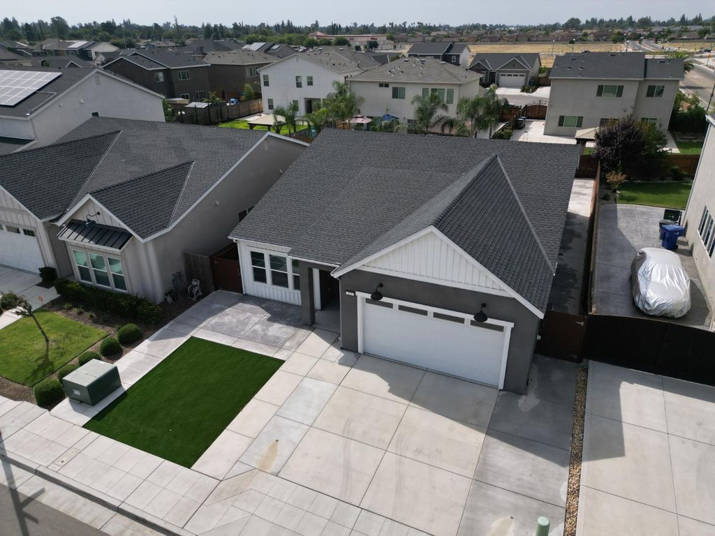 Image 5 of property listing at 153 N Bliss Avenue, Fresno, CA 93727