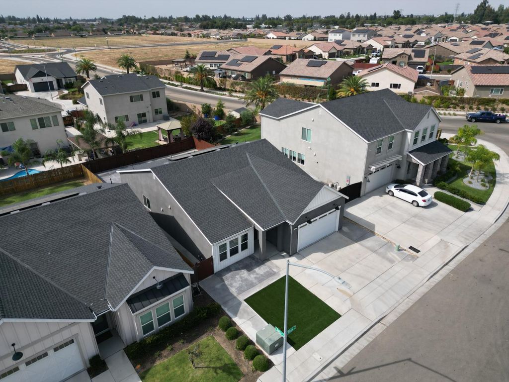 Image 7 of property listing at 153 N Bliss Avenue, Fresno, CA 93727