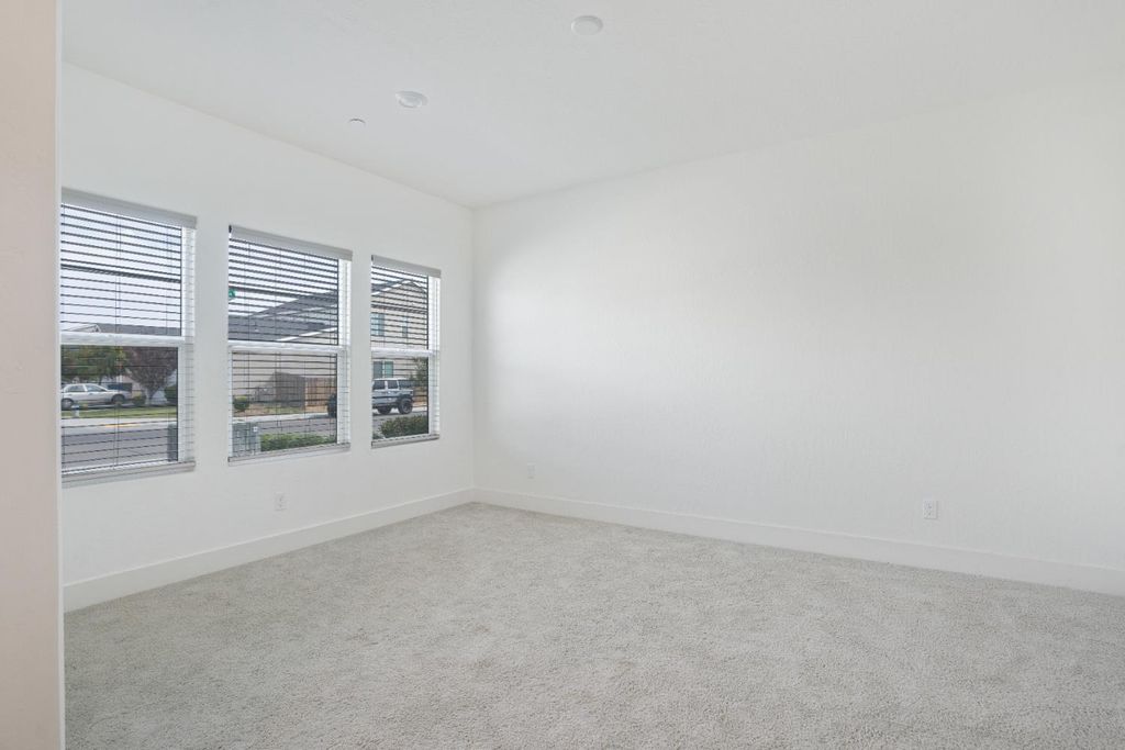 Image 9 of property listing at 153 N Bliss Avenue, Fresno, CA 93727