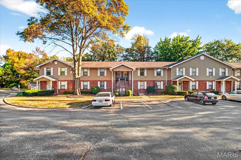 1831 New Sun Court, Florissant, MO 63031