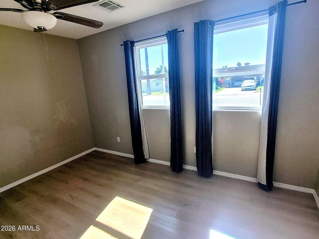 Image 10 of property listing at 3158 W LANE Avenue, Phoenix, AZ 85051