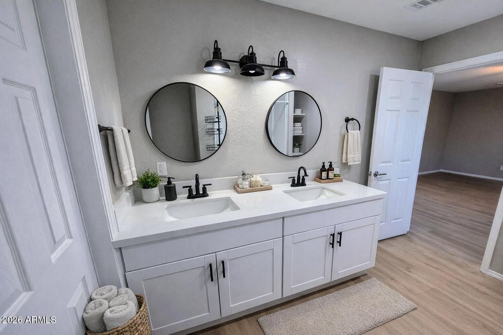 Image 13 of property listing at 3158 W LANE Avenue, Phoenix, AZ 85051