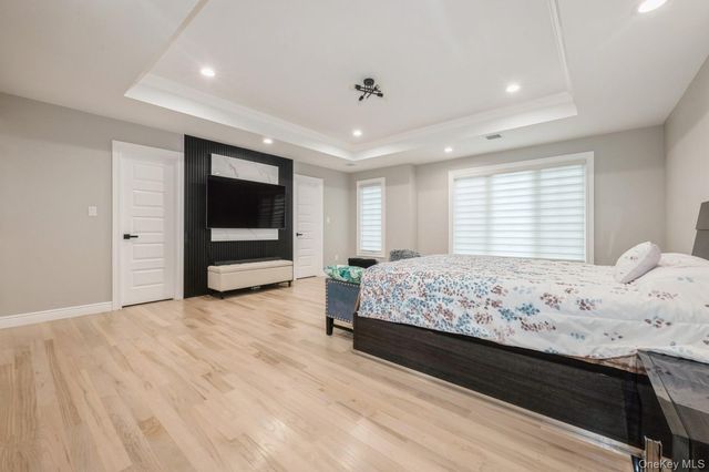 215 Marguerite Ave, South Floral Park, NY 11001