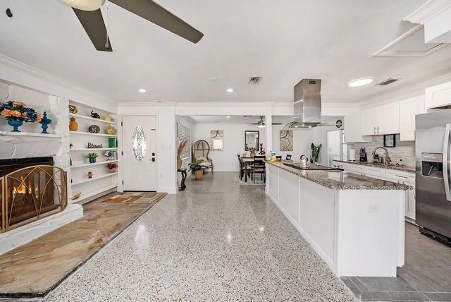 8017 DELL DRIVE, Tampa, FL 33615