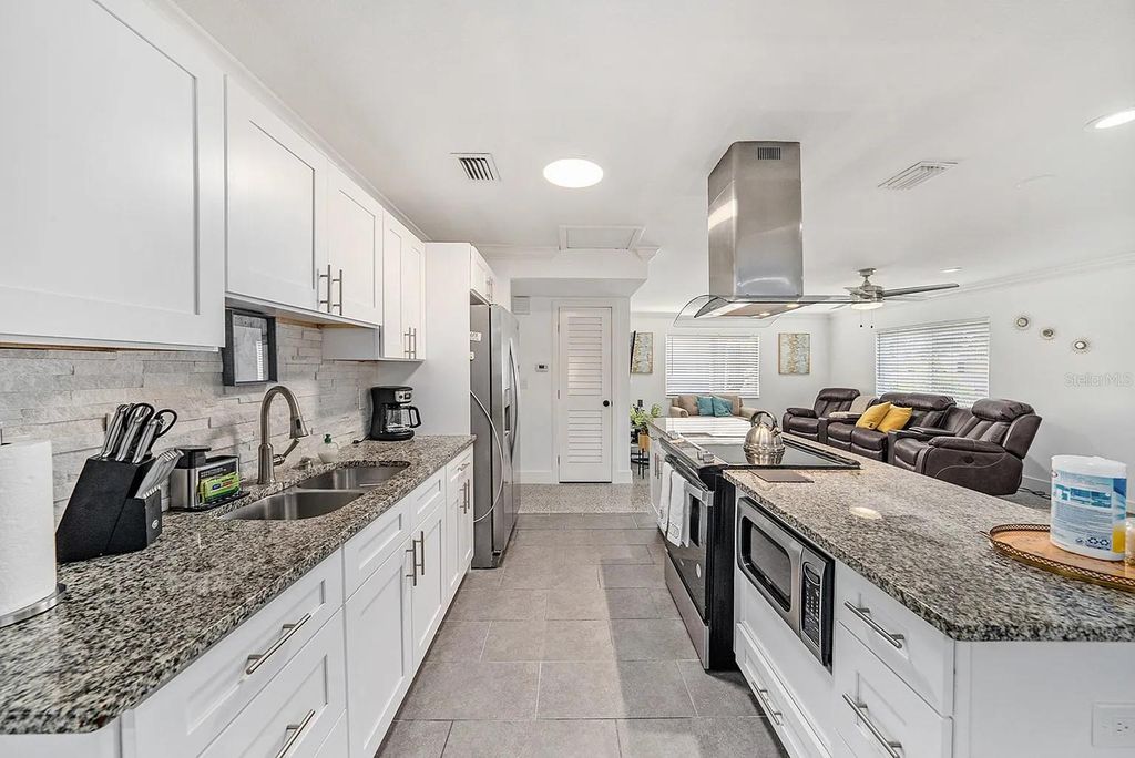 8017 DELL DRIVE, Tampa, FL 33615