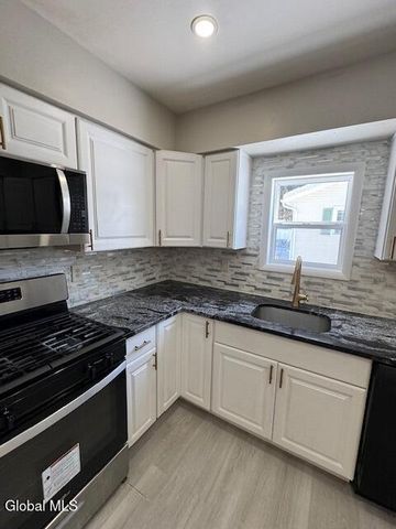 10 Flicker Drive, Colonie, NY 12110