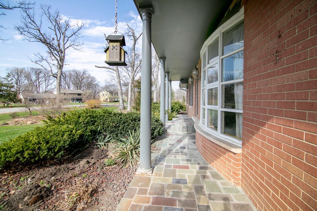 Image 2 of property listing at 638 Pheasant Trail, Frankfort, IL 60423