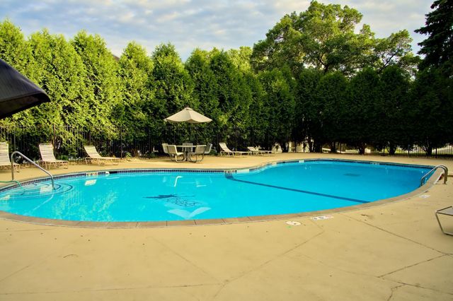 1601 N Innsbruck Drive 319, Fridley, MN 55432