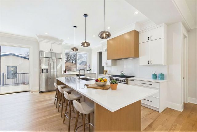 6235 N Kedvale Avenue, Chicago, IL 60646