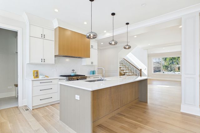 6235 N Kedvale Avenue, Chicago, IL 60646