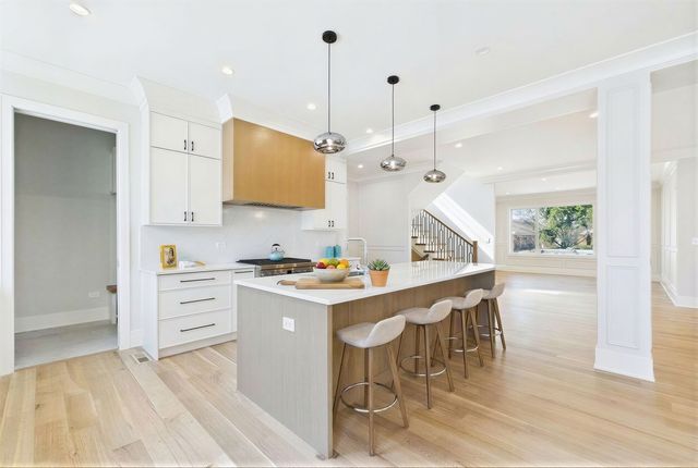 6235 N Kedvale Avenue, Chicago, IL 60646