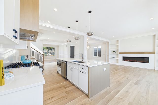 6235 N Kedvale Avenue, Chicago, IL 60646