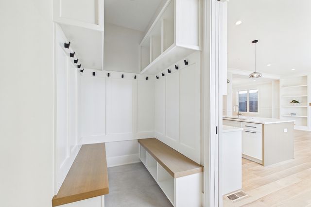 6235 N Kedvale Avenue, Chicago, IL 60646