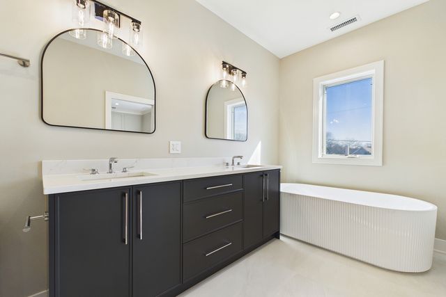 6235 N Kedvale Avenue, Chicago, IL 60646