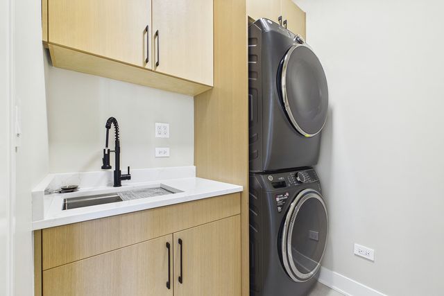 6235 N Kedvale Avenue, Chicago, IL 60646