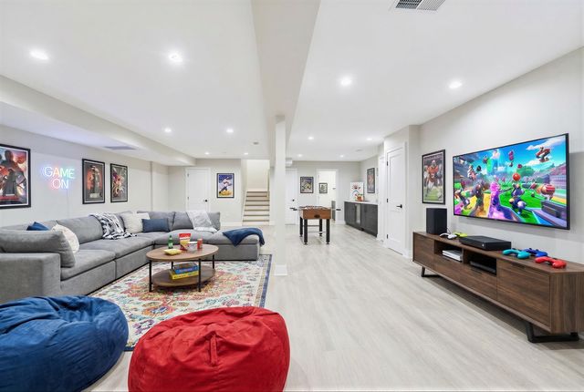 6235 N Kedvale Avenue, Chicago, IL 60646