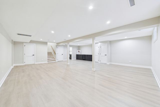 6235 N Kedvale Avenue, Chicago, IL 60646