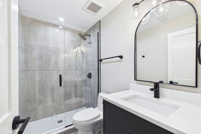 6235 N Kedvale Avenue, Chicago, IL 60646