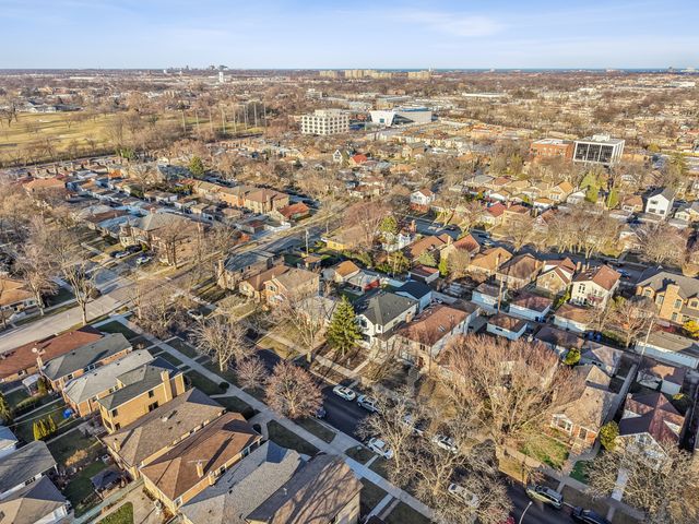 6235 N Kedvale Avenue, Chicago, IL 60646