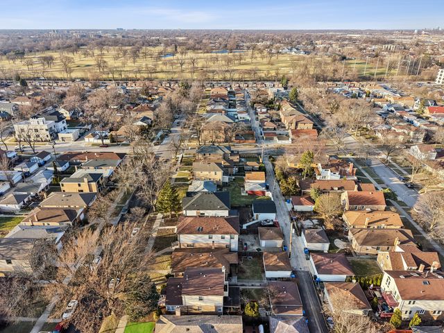 6235 N Kedvale Avenue, Chicago, IL 60646