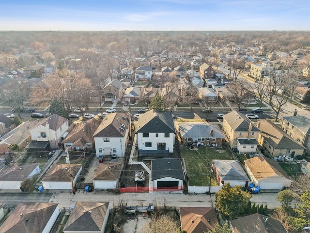 6235 N Kedvale Avenue, Chicago, IL 60646