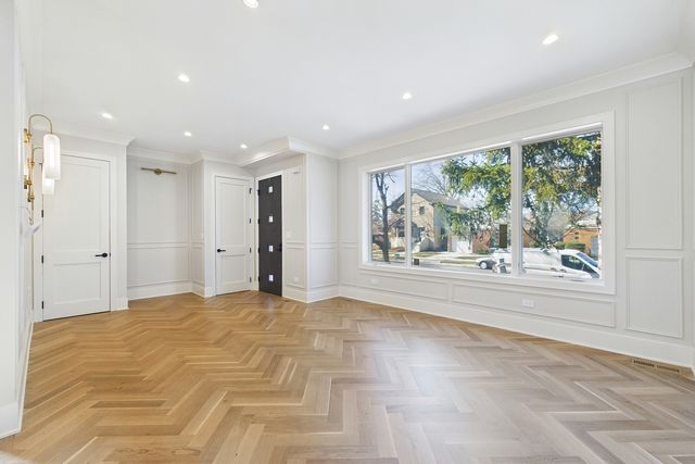 6235 N Kedvale Avenue, Chicago, IL 60646