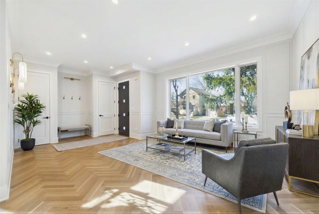 6235 N Kedvale Avenue, Chicago, IL 60646