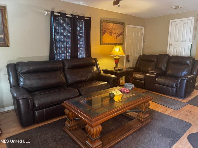 2111 Jackson Avenue, Pascagoula, MS 39567