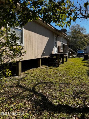 2111 Jackson Avenue, Pascagoula, MS 39567