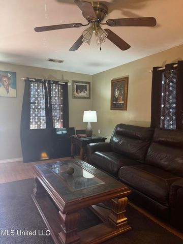 2111 Jackson Avenue, Pascagoula, MS 39567