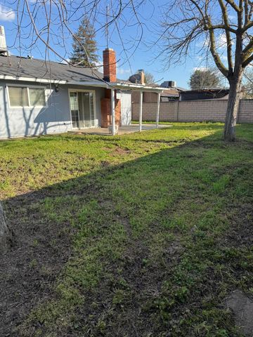 2445 S Memory Street, Visalia, CA 93277
