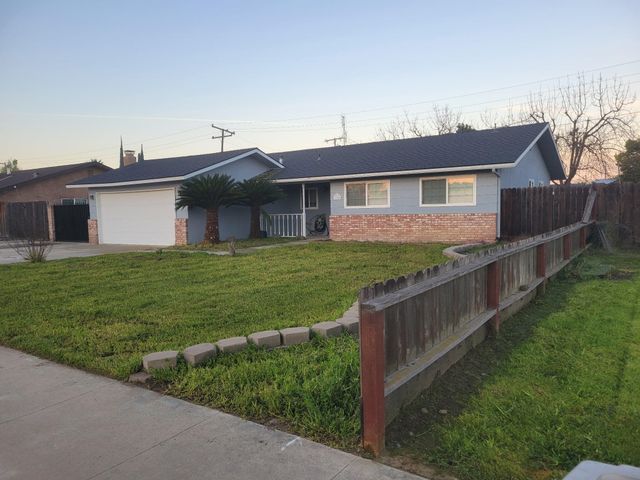 2445 S Memory Street, Visalia, CA 93277