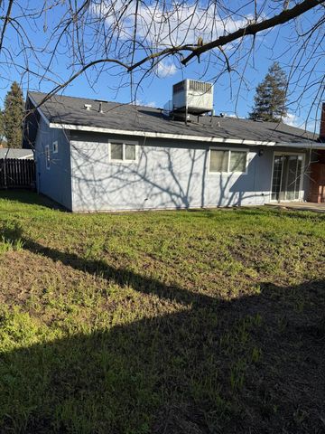 2445 S Memory Street, Visalia, CA 93277
