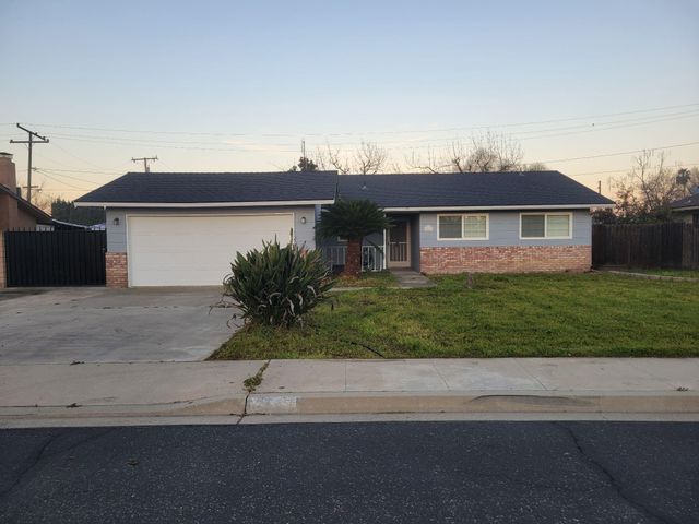 2445 S Memory Street, Visalia, CA 93277