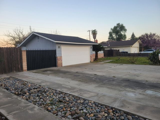 2445 S Memory Street, Visalia, CA 93277