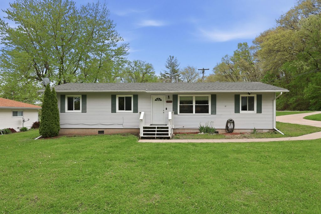 137 E 7th Street, Coal Valley, IL 61240